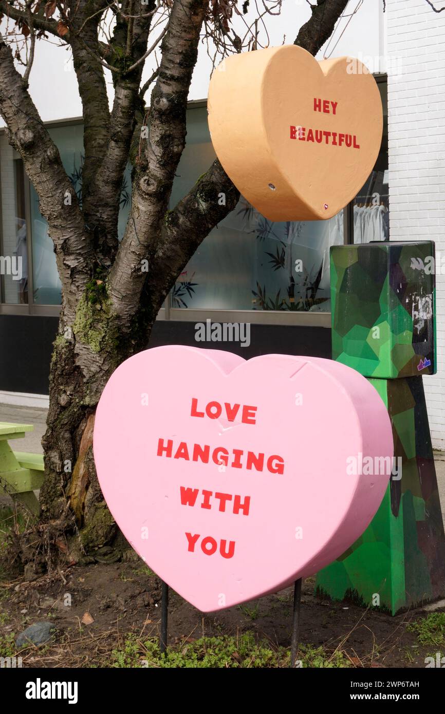 Installation de coeur sur le thème de l'amour, des coeurs suspendus aux arbres à Vancouver, Colombie-Britannique, Canada Banque D'Images