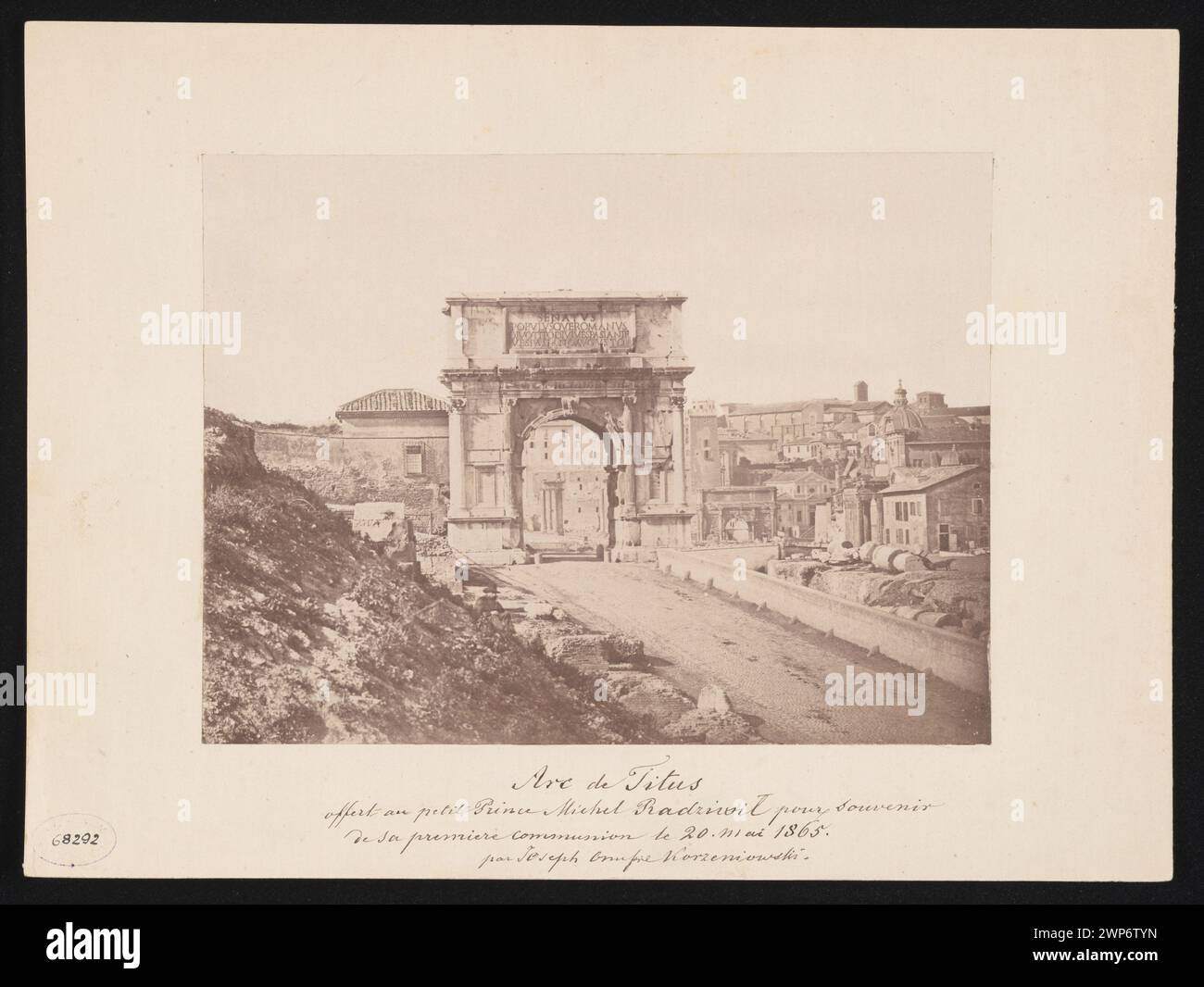 Photographie de l'Arc de Titus au Forum romain, prise vers 1850 et présentée au prince Michał Piotr Radziwiłł comme souvenir de la première communion, créée par Onufry Antoni Józef Korzeniowski et Eugène constant. Il documente le patrimoine architectural du milieu du XIXe siècle et les antiquités romaines. Banque D'Images