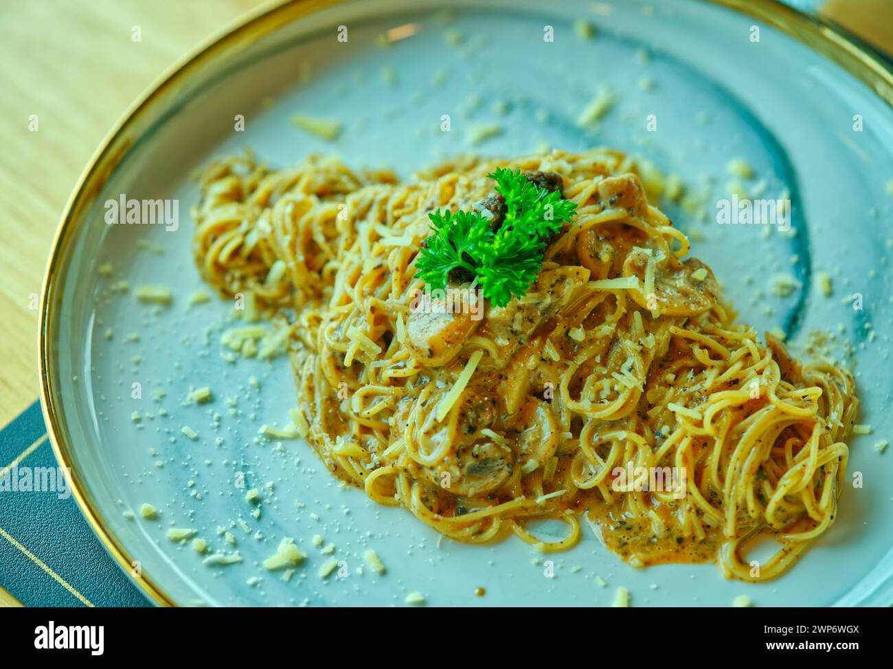 Gros plan Spaghetti à la truffe noire et fromage sur un beau plat à la lumière naturelle. Banque D'Images