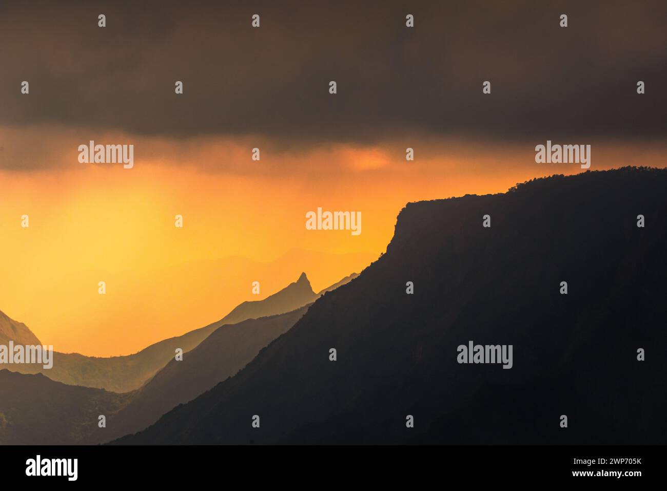 Belle vue sur le crépuscule du soleil dans la station de colline kodaikanal Banque D'Images