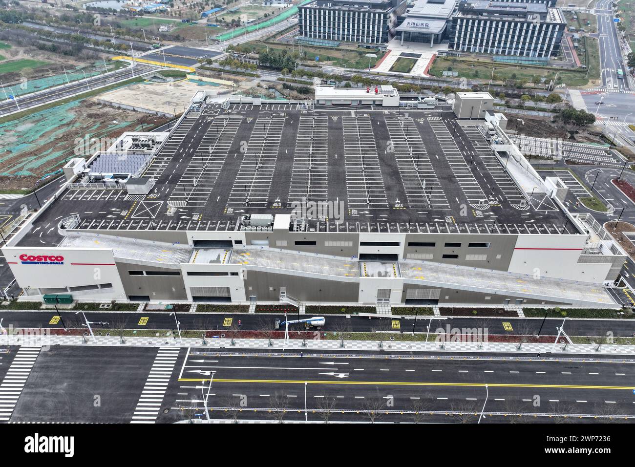 NANJING, CHINE - 6 MARS 2024 - une photo aérienne montre le magasin de gros Costco à Nanjing, province du Jiangsu, Chine, le 6 mars 2024. Magasin COSTCO Nanjing w Banque D'Images