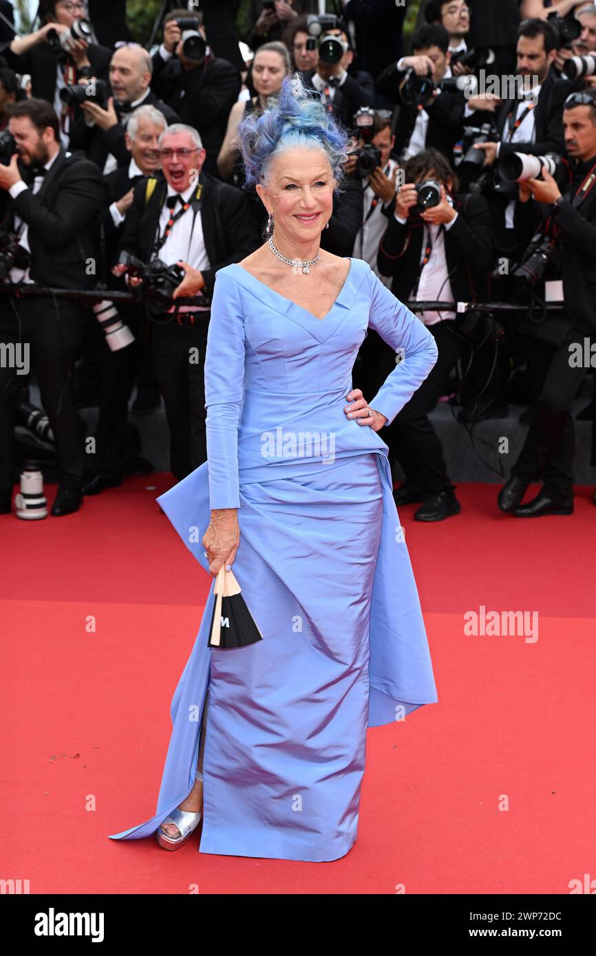 Photo du dossier datée du 16/05/2023 de Dame Helen Mirren assistant à la première Jeanne du Barry lors du 76e Festival de Cannes, France. La poupée Barbie de Dame Helen recrée le look de mode bleu qu'Helen portait sur le tapis rouge de Cannes en 2023 et porte une statue miniature d'Oscar, en reconnaissance de son prix de la meilleure actrice 2007 aux Oscars. Date d'émission : mercredi 6 mars 2024. Banque D'Images