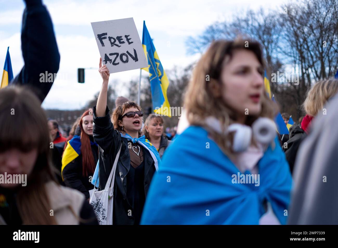 Anlässlich des zweiten Jahrestages des beginns des Krieges von Russland gegen die Ukraine versammelten sich mehrere tausend Menschen BEI einer Solidaritätsdemontration am Brandenburger Tor in Berlin-Mitte. / A l occasion du deuxième anniversaire du début de la guerre russe contre l Ukraine, plusieurs milliers de personnes se sont rassemblées à Brandenburger Tor, dans le district de Berlin Mitte, pour une manifestation de solidarité. Snapshot-Photography/K.M.Krause *** a l occasion du deuxième anniversaire du début de la guerre russe contre l Ukraine, plusieurs milliers de personnes se sont rassemblées à Brandenburger Tor à Berli Banque D'Images