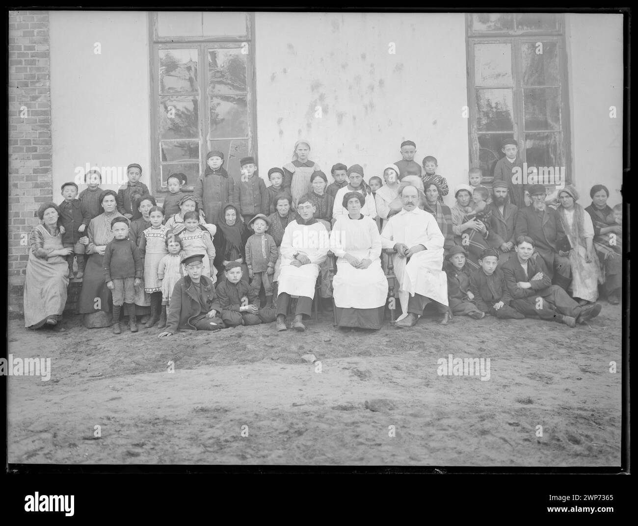 Auberge n°5 gérée par le Comité des citoyens de Varsovie à Falenica en 1915, fournissant un hébergement temporaire pour les sans-abri. Banque D'Images