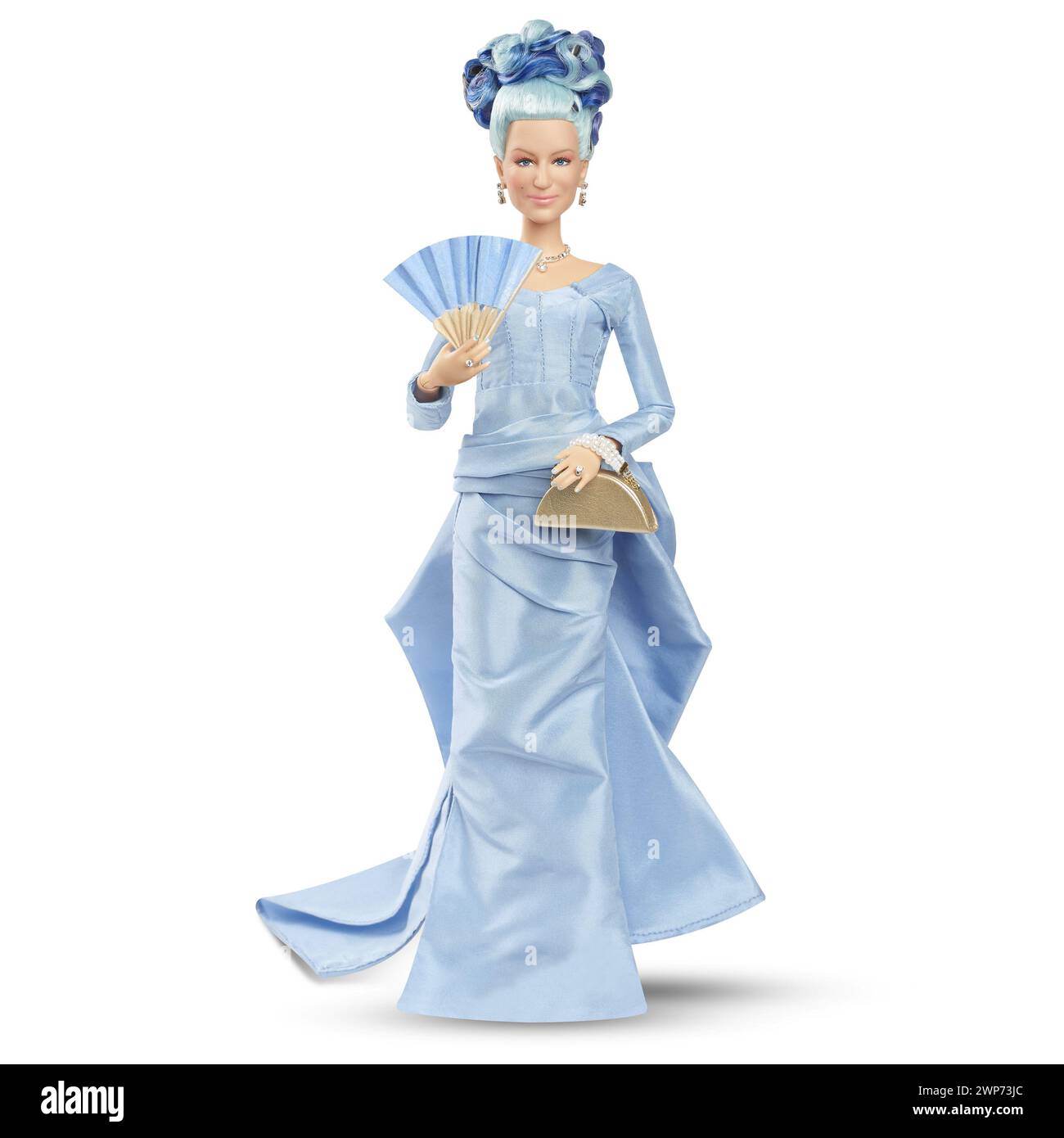 Non exclusif : Dame Helen Mirren tenant sa poupée Barbie unique en son genre faite à son image. L'actrice lauréate d'un Oscar a été nommée comme un rôle de Barbie Banque D'Images