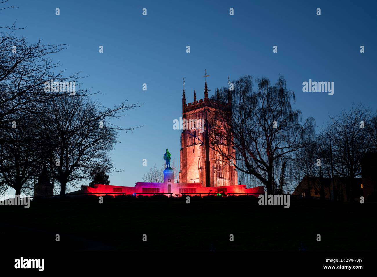 Mémorial de guerre d'Evesham et clocher en mars au crépuscule. Evesham, Wychavon, Worchestershire, Angleterre Banque D'Images