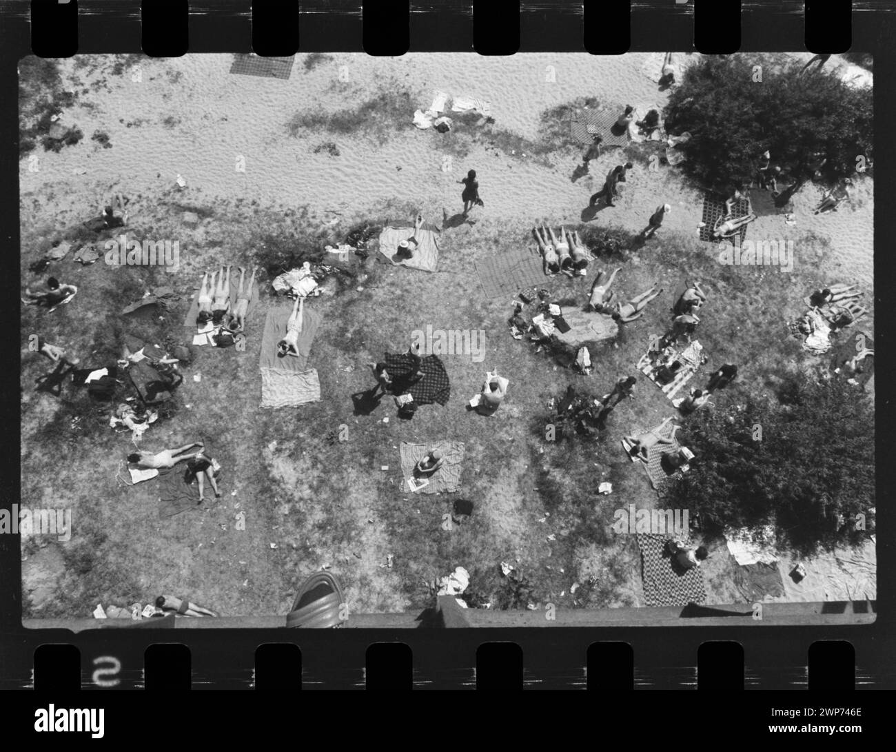 Vue de dessus de la rive droite de la Vistule à Varsovie, 1964, illustrant des paysages urbains et riverains, des espaces publics et des activités sociales. Banque D'Images Vue de dessus de la rive droite de la Vistule à Varsovie, 1964, illustrant des paysages urbains et riverains, des espaces publics et des activités sociales. Banque D'Images