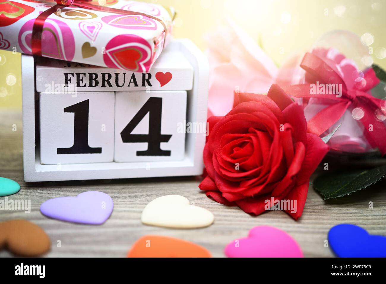 Kalender mit dem Datum 14. Februar, Rote Rose und Geschenk, Symbolfoto Valentinstag Banque D'Images