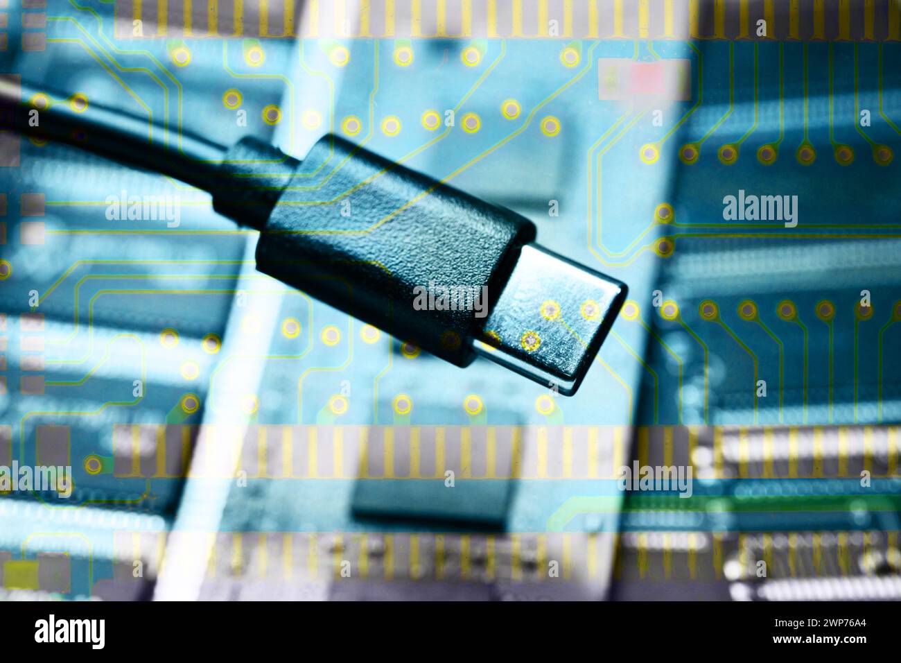 FOTOMONTAGE, USB-C-Stecker auf Computerplatinen, USB-C als Standardladeanschluss in der eu Banque D'Images