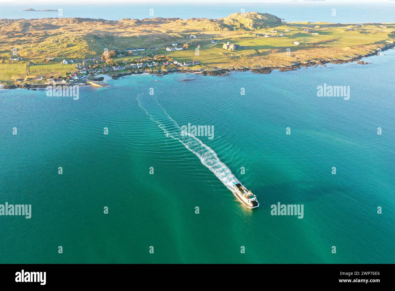 Ferry CalMac quittant l'île d'Iona et traversant le Sound of Iona à destination de Fionnphort sur l'île de Mull Banque D'Images