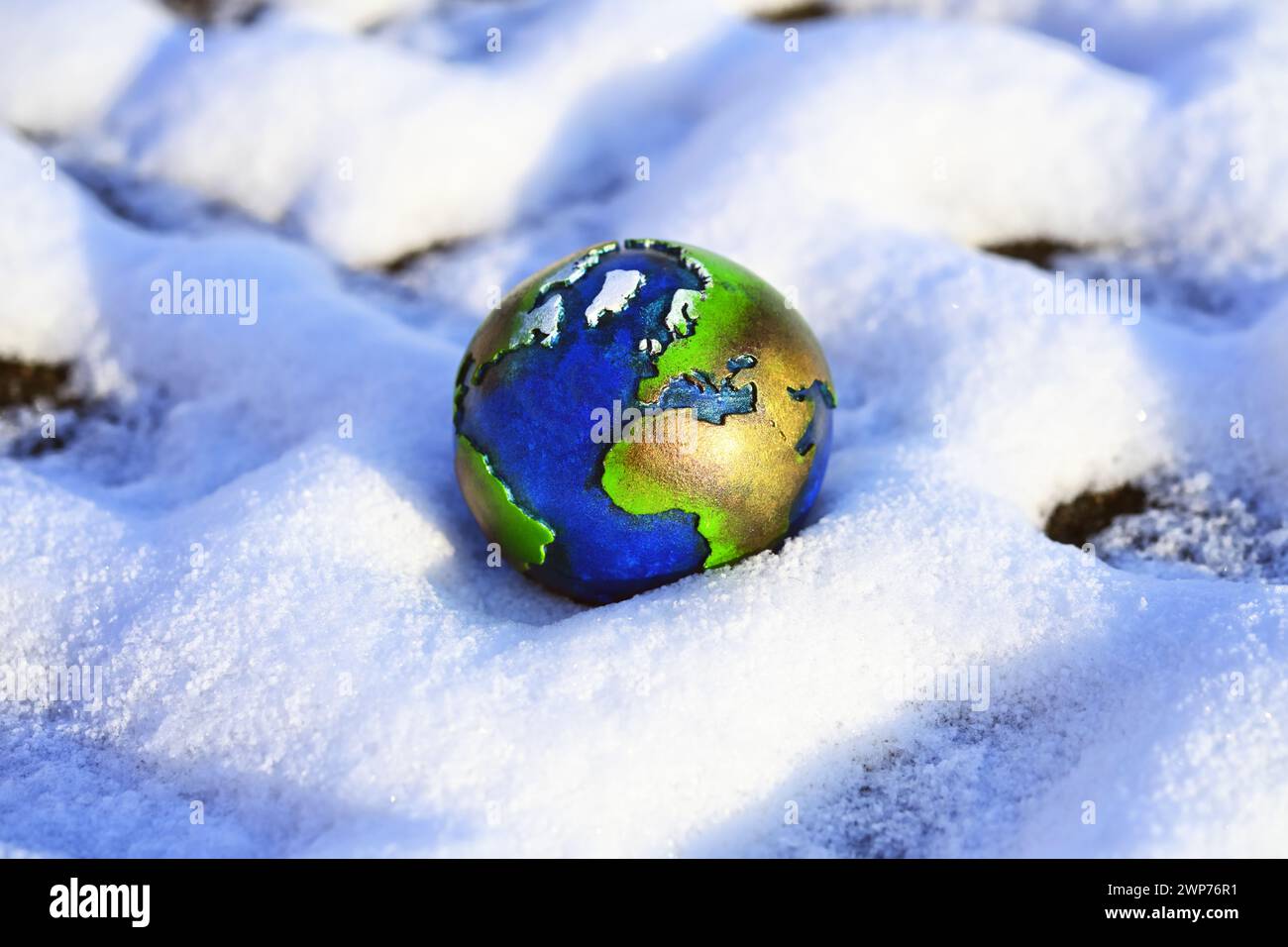 Erdkugel im Schnee, Symbolfoto Kältewelle und Wetterextreme Banque D'Images