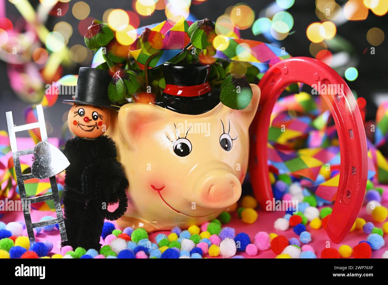 FOTOMONTAGE, Glücksschwein mit Kleeblättern, Schornsteinfegerfigur und Hufeisen, Symbolfoto Neujahr Banque D'Images
