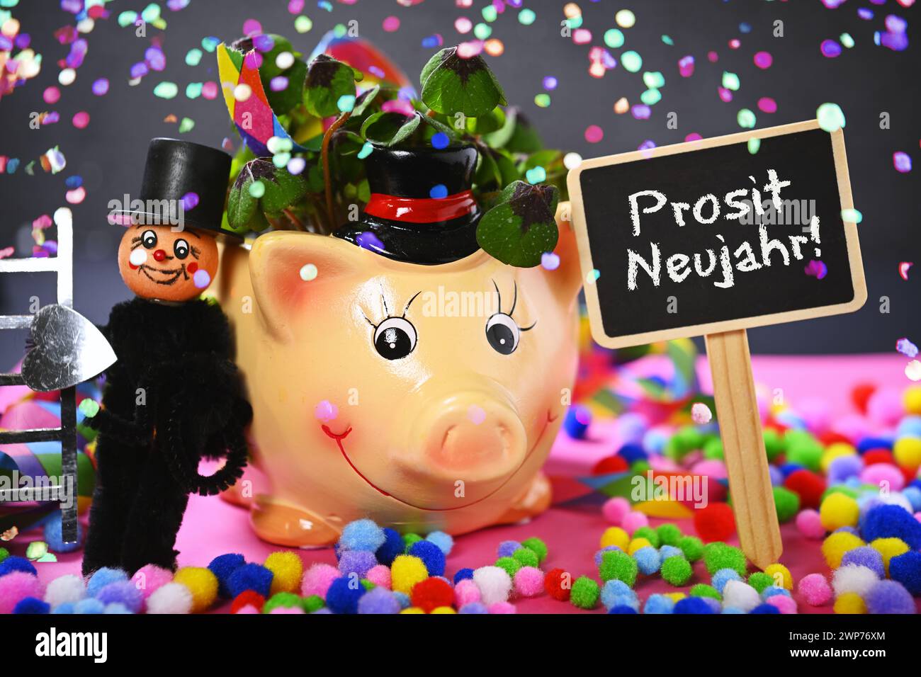 FOTOMONTAGE, Glücksschwein mit Kleeblättern, Schornsteinfegerfigur und Schild mit Aufschrift Prosit Neujahr! mit Konfetti Banque D'Images
