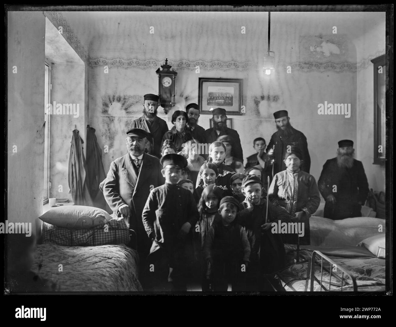 Auberge n°10 exploitée par le Comité des citoyens de Varsovie à ul. Grzybowska 18 en 1915, fournissant des logements temporaires pour les sans-abri. Banque D'Images