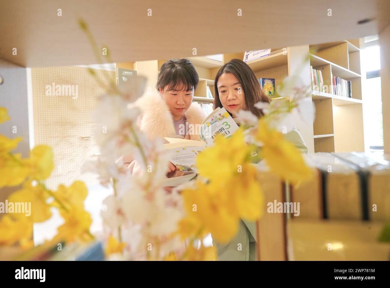 HUZHOU, CHINE - 6 MARS 2024 - les femmes lisent des livres dans l'étude urbaine de la communauté de Xingshan, rue Fuxi, comté de Deqing, ville de Huzhou, Zheji de l'est de la Chine Banque D'Images