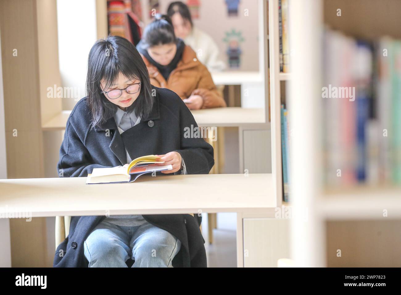 HUZHOU, CHINE - 6 MARS 2024 - les femmes lisent des livres dans l'étude urbaine de la communauté de Xingshan, rue Fuxi, comté de Deqing, ville de Huzhou, Zheji de l'est de la Chine Banque D'Images