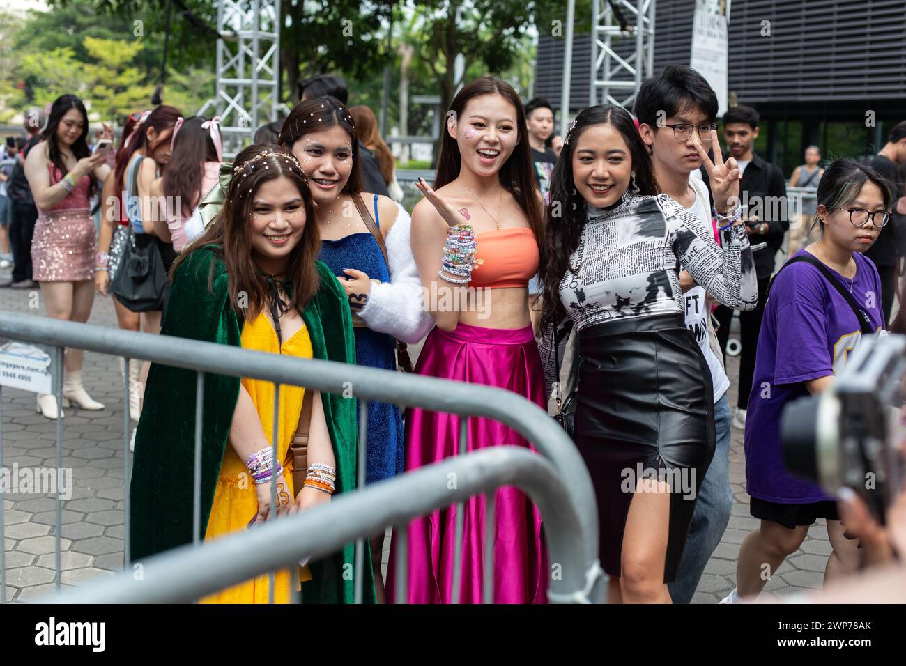 4 mars 2024. Les fans de diverses régions d'Asie du Sud-est se rassemblent pour prendre un selfie au concert Taylor Swift The Eras Tour, à Singapour. Banque D'Images