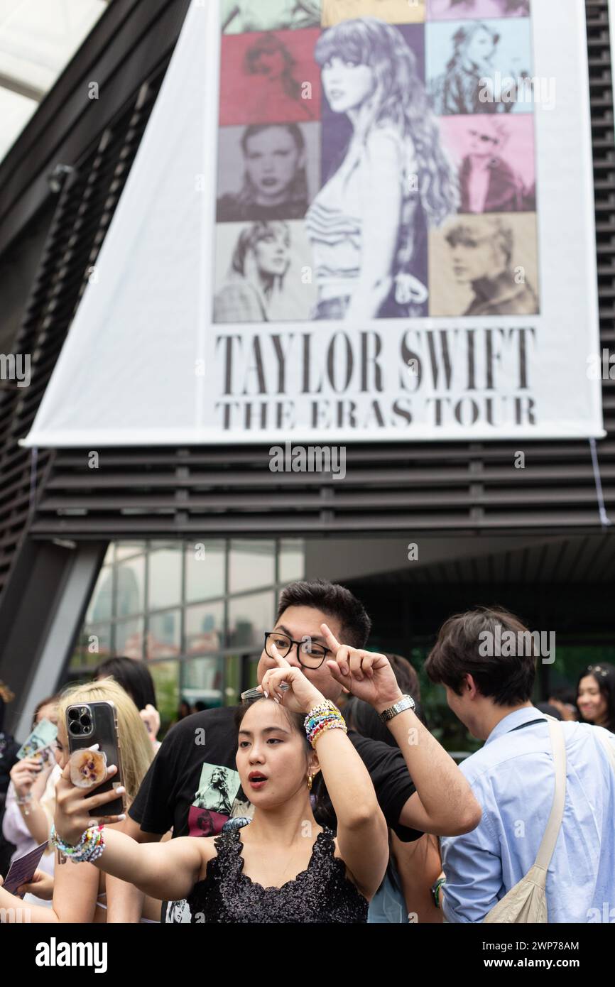 4 mars 2024. Vue verticale des fans posant devant l'affiche géante au concert Taylor Swift The Eras Tour, Singapour. Banque D'Images
