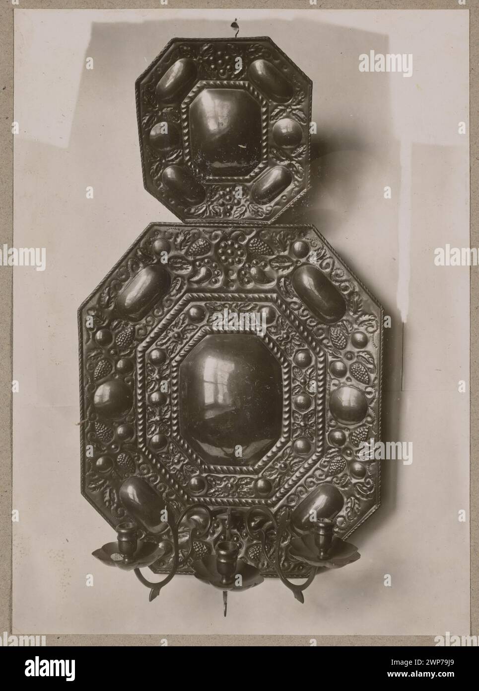 Une application de réflecteur avec des paramètres, y compris le label « Three Life », au Musée national de Varsovie de 1920 à 1922, montrant le design, le matériau et la configuration générale. Banque D'Images