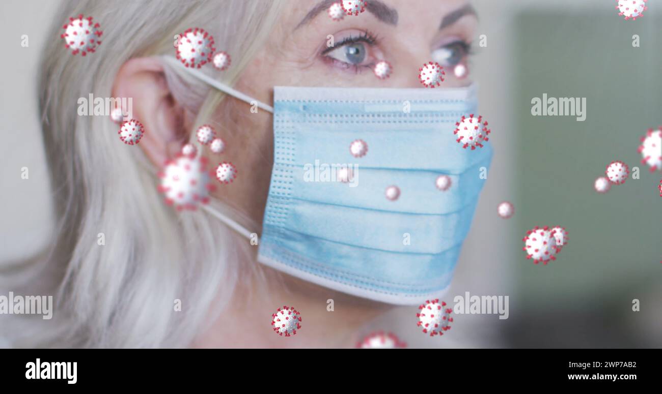 Image de cellules virales sur femme caucasienne senior avec masque facial Banque D'Images