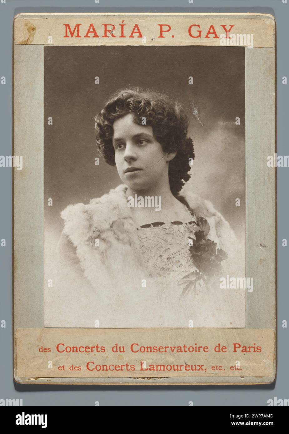 Portrait de buste de María P. Gay, photographié vers 1900 en Catalogne ; représente une chanteuse d'opéra ; inclus dans la collection d'Aleksander Rajchman. Banque D'Images