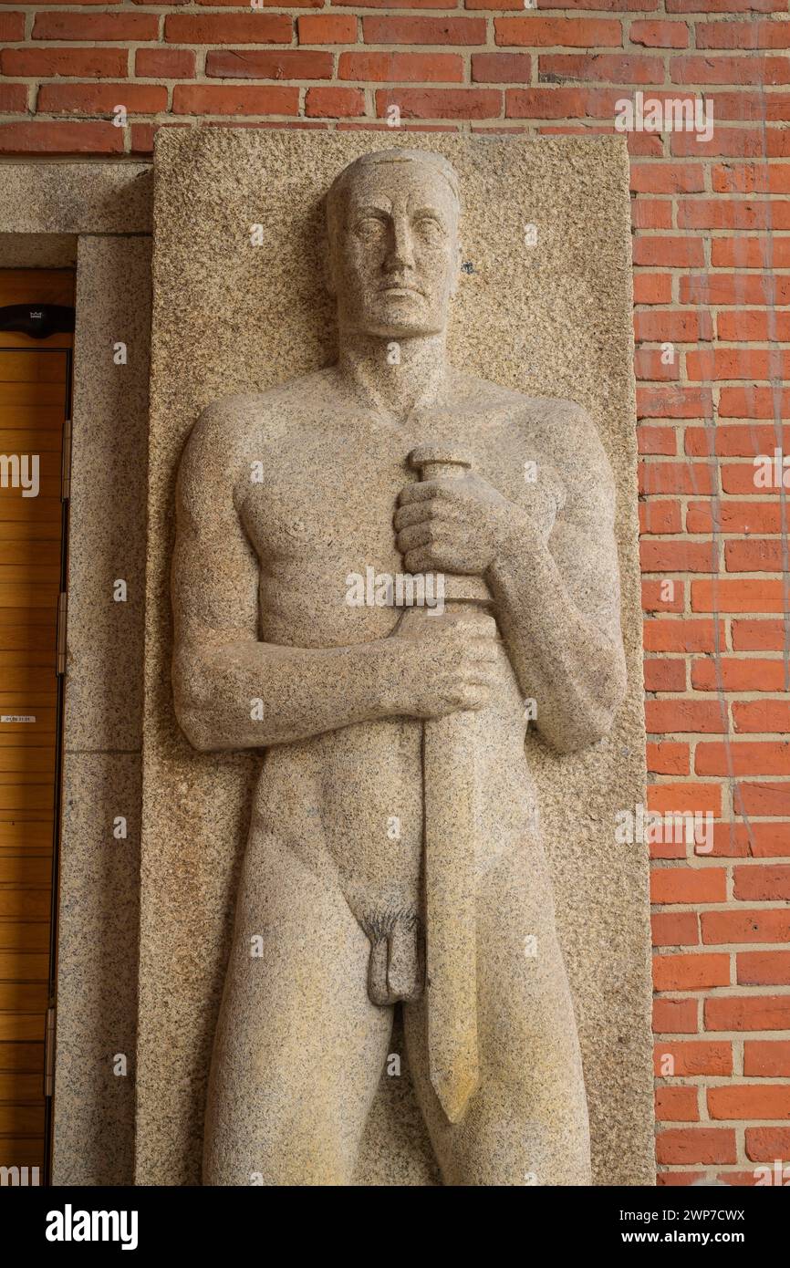 Steinfigur aus der NS-Zeit, Nazi-Kunst, Eingangsbereich, Schwimmhalle der Berliner Bäderbetriebe, Finckensteinallee, Lichterfelde, Steglitz-Zehlendorf Banque D'Images