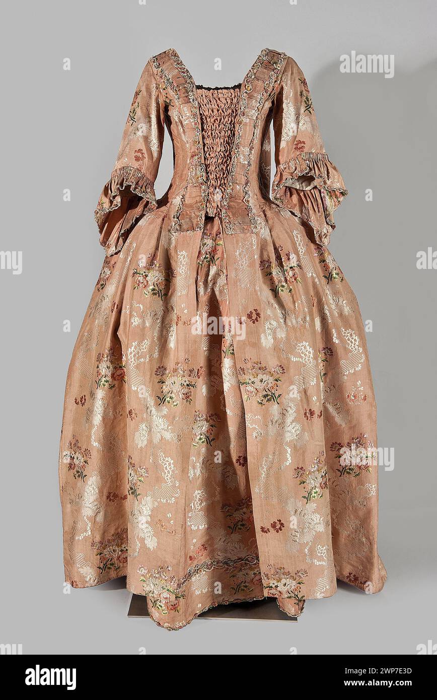 Robe à la française robe ; 1760-65 (1760-00-00-1765-00-00);bouquets de fleurs (ornement), volants, plis (décoration vestimentaire), mode féminine, ornements en dentelle, ornements floraux, robe à la française (habillement), vêtements, vêtements féminins, ruban (ornement) Banque D'Images