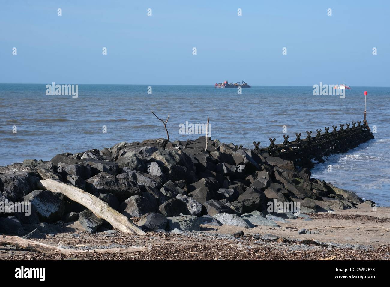 Grande barge à See off the Coast à Aberaeron partie des travaux de défense contre les inondations qui ont lieu à Aberaeron en 2024 Banque D'Images