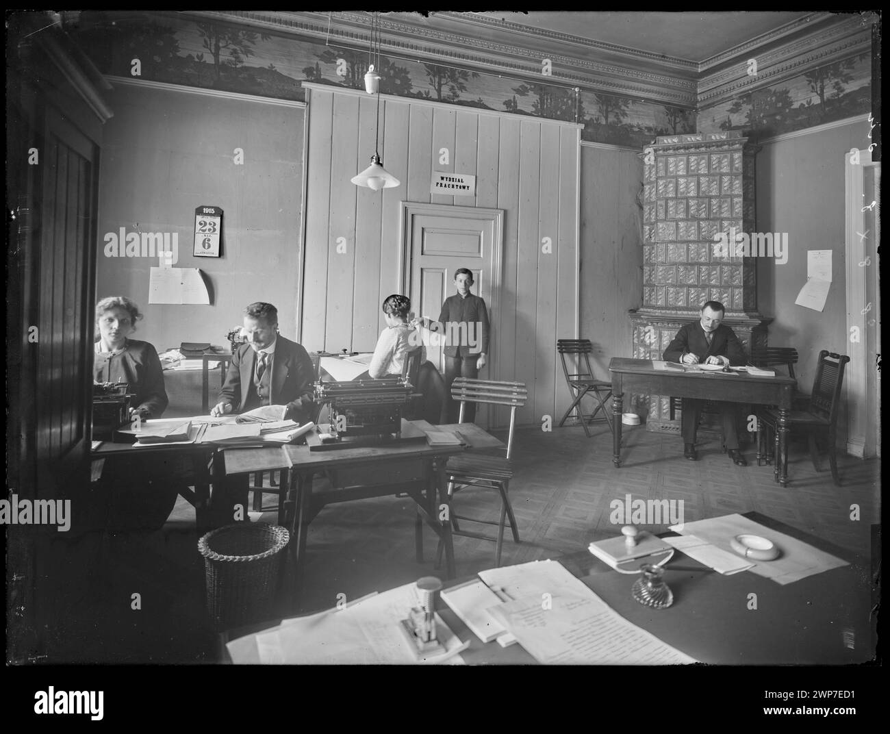 Photographie ou document représentant le département de correspondance du Comité des citoyens de Varsovie situé à ul. Jasna 19 en 1915, montrant la disposition des bureaux, le personnel et les activités de correspondance archivistique. Banque D'Images