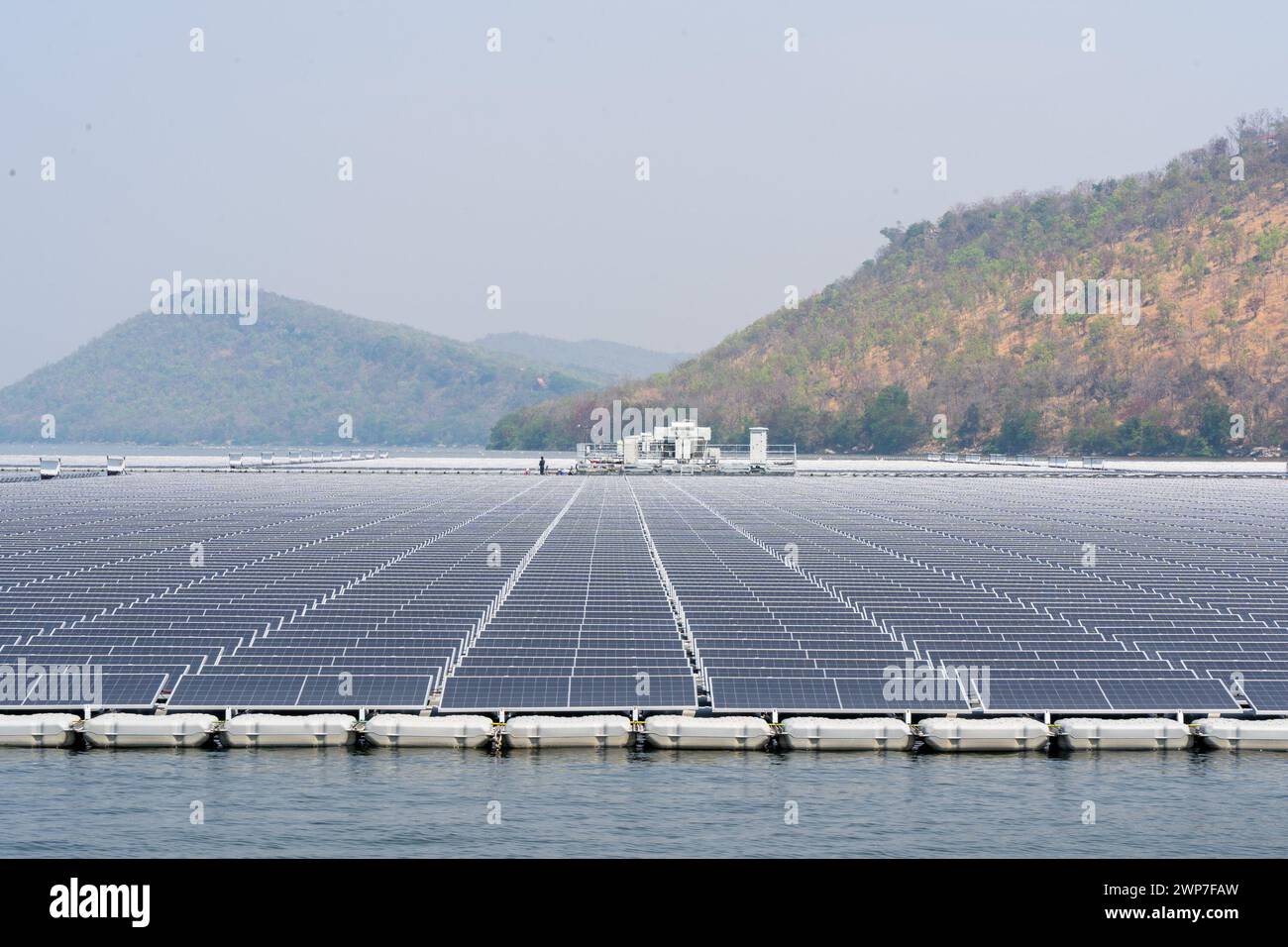 Khon Kaen. 5 mars 2024. Cette photo prise le 5 mars 2024 montre une vue de la centrale solaire hybride hydro-flottante du barrage Ubolratana à Khon Kaen, en Thaïlande. Un projet solaire hydro-flottant construit conjointement par des entreprises chinoises et thaïlandaises a commencé son exploitation commerciale mardi pour soutenir le développement de l'énergie propre en Thaïlande. POUR ALLER AVEC LE «projet solaire hydro-flottant nouvellement exploité met en valeur la coopération Chine-Thaïlande dans l'énergie propre» crédit : Lin Hao/Xinhua/Alamy Live News Banque D'Images