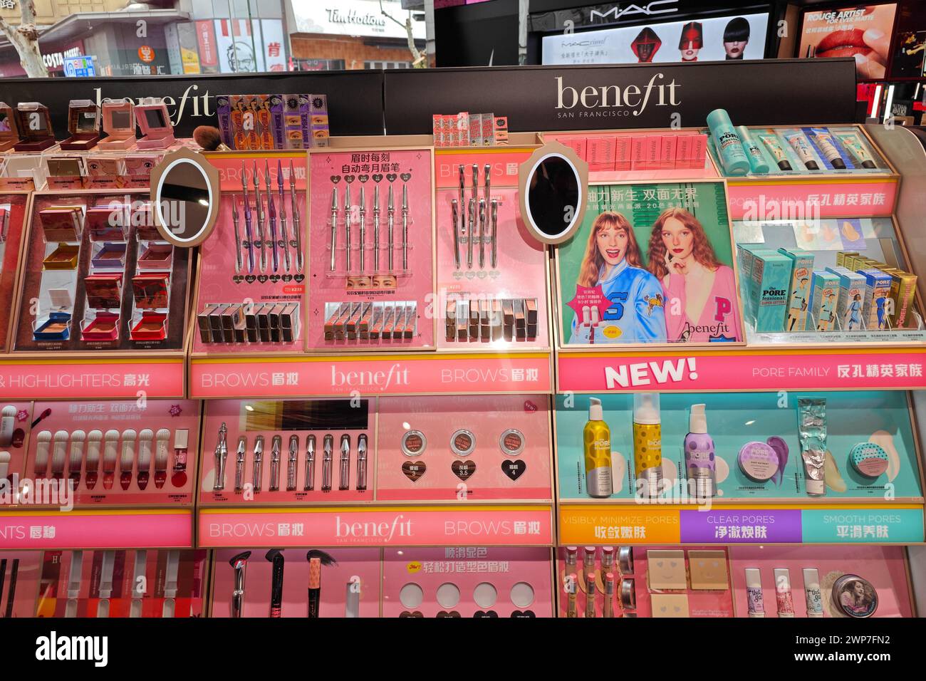 SHANGHAI, CHINE - 6 MARS 2024 - les articles sont exposés au comptoir des prestations d'un magasin sephora à Shanghai, Chine, le 6 mars 2024. Les vendeurs disent Banque D'Images