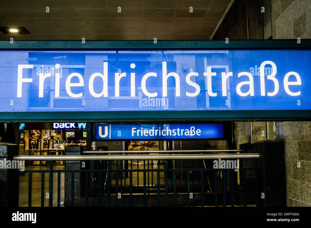 Schilder, Eingang U-Bahnhof, Bahnhof Friedrichstraße, Mitte, Berlin, Deutschland Banque D'Images