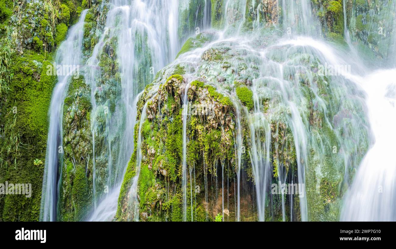 Chemin Paseo del Molinar, Cascade de la rivière Molinar, Tobera, Parc naturel Montes Obarenes-San Zadornil, Las Merindades, Burgos, Castilla y León, Espagne, UE Banque D'Images