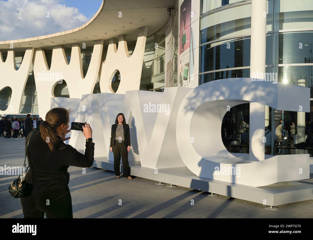 Besucher vor Messegelände aussen, MWC Mobile World Congressn 2024, Barcelona, Spanien Banque D'Images