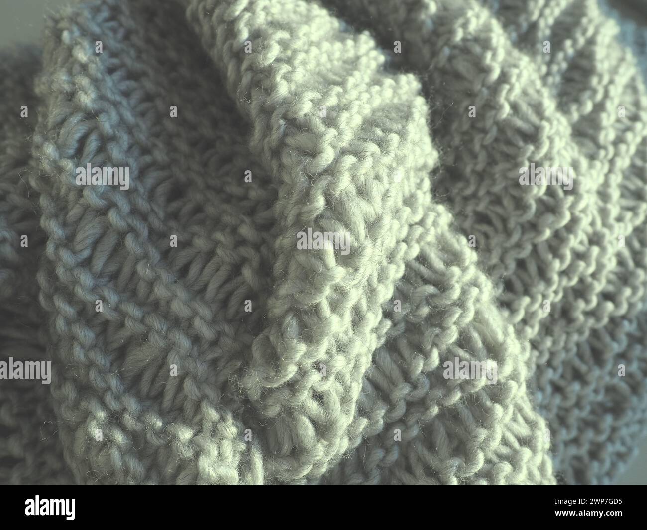 foulard tricoté en fil gris. Tricotage machine luxuriant. Option pour une garde-robe chaude pour la période automne-hiver. Tricot avec devant, boucles de purl. Cool Banque D'Images
