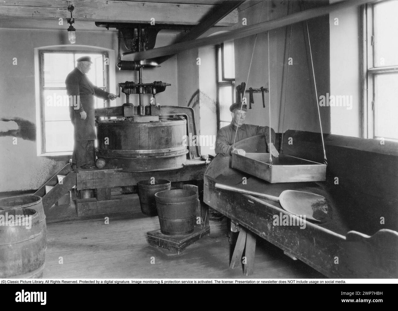 Usine Swartzska snus à Norrköping 1931. Intérieur des locaux de l'usine à Skolgatan 1. Le grand moulin à snus était alors le plus ancien et le seul du genre en Suède. La fabrique de snus a été fondée par Petter Swartz au 18ème siècle. L'entreprise de snus a bien fonctionné et leurs produits Swartzen's snus et Röda lacket sont devenus populaires dans tout le pays, l'une des plus anciennes marques de snus existant. La fabrique de snus et la recette secrète de snus ont été transmises de père en fils pendant cinq générations sans interruption pendant 160 ans. L'usine a été fermée en 1931. Le snus est placé entre la lèvre supérieure Banque D'Images