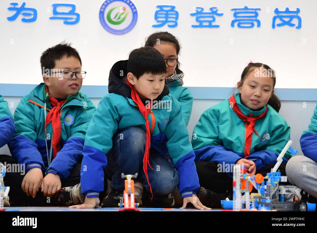 HEFEI, CHINE - 5 MARS 2024 - des élèves du primaire font la démonstration d'une opération de robot Lego dans une salle de classe à Hefei, province d'Anhui, Chine, le 5 mars 202 Banque D'Images
