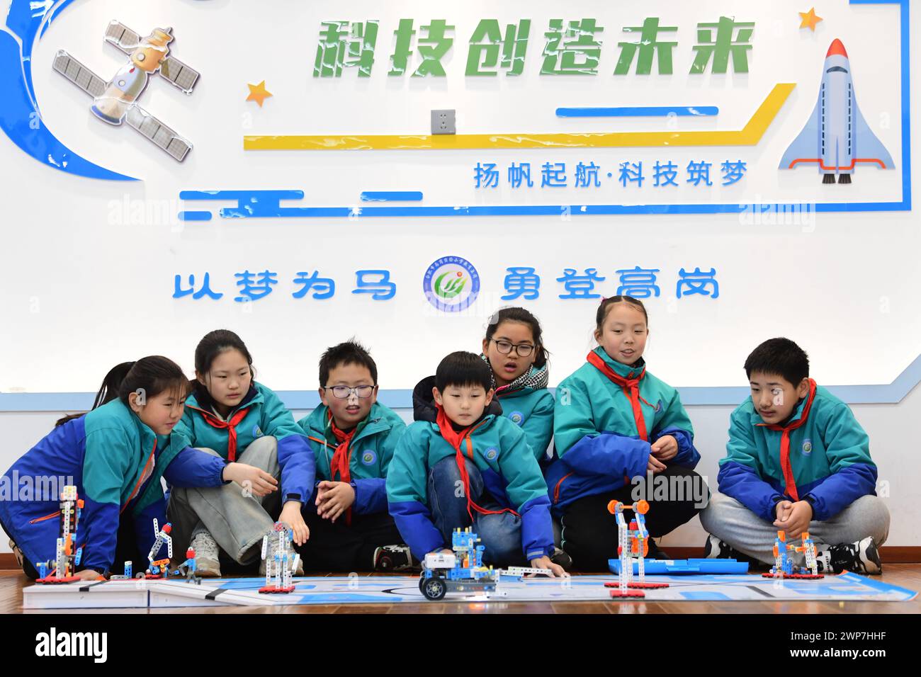 HEFEI, CHINE - 5 MARS 2024 - des élèves du primaire font la démonstration d'une opération de robot Lego dans une salle de classe à Hefei, province d'Anhui, Chine, le 5 mars 202 Banque D'Images