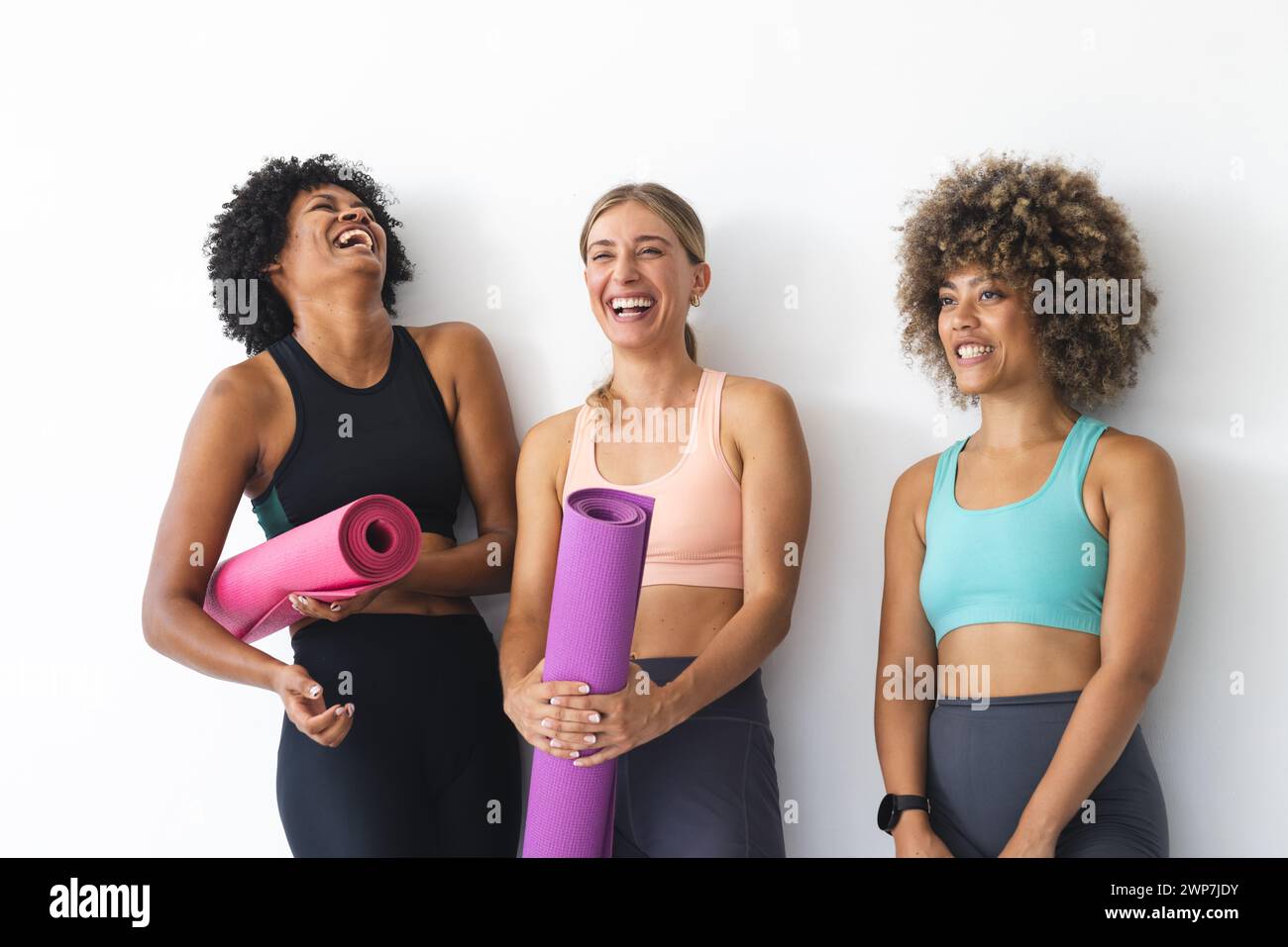 Un groupe diversifié de femmes partagent un rire après une séance d'entraînement Banque D'Images