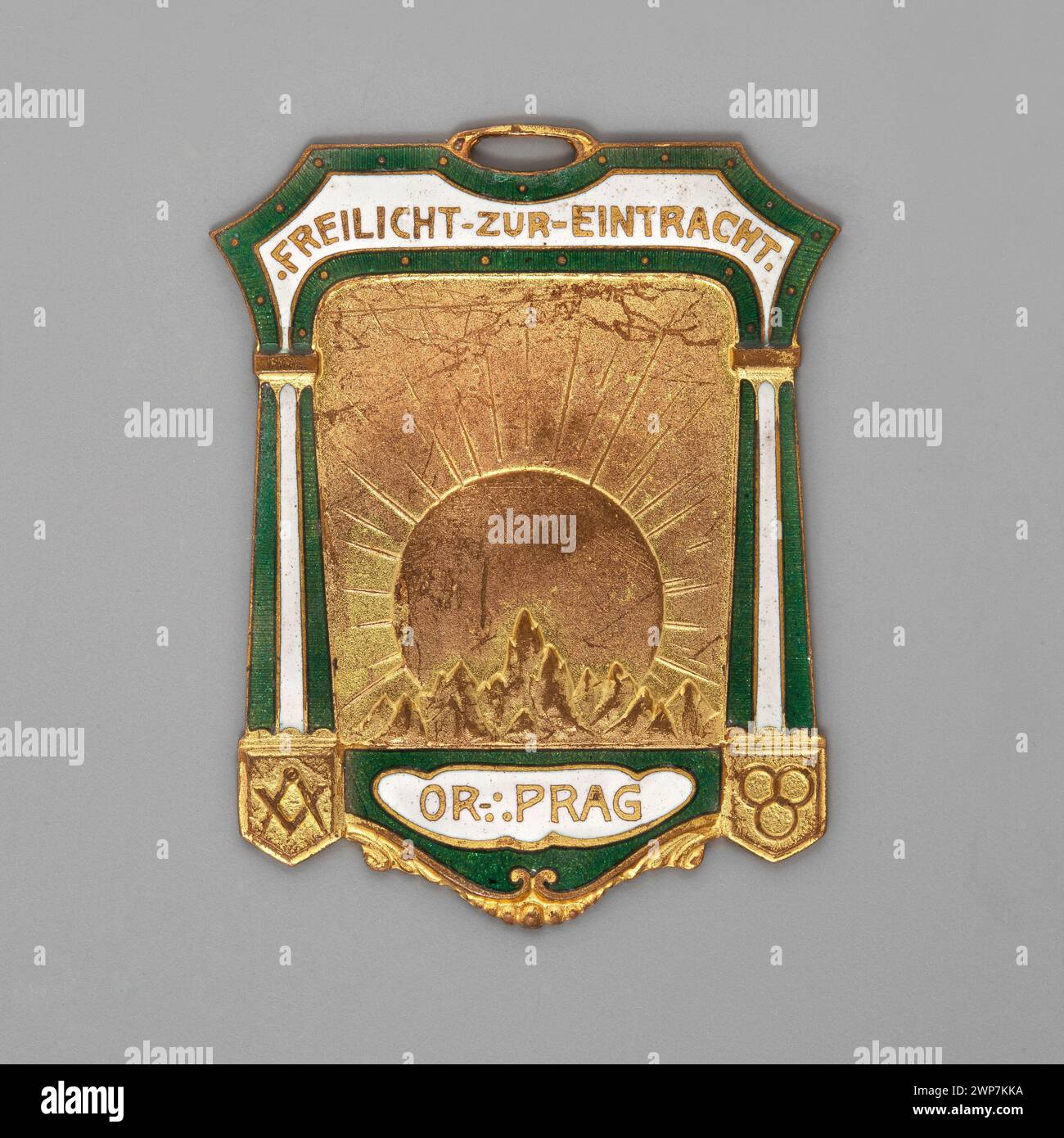 L'écusson Freilicht-Zur-Eintracht de Prague, vers 1900, présente des symboles maçonniques tels que les colonnes Boaz et Jachin, la boussole et la place, reflétant les principes maçonniques. Banque D'Images