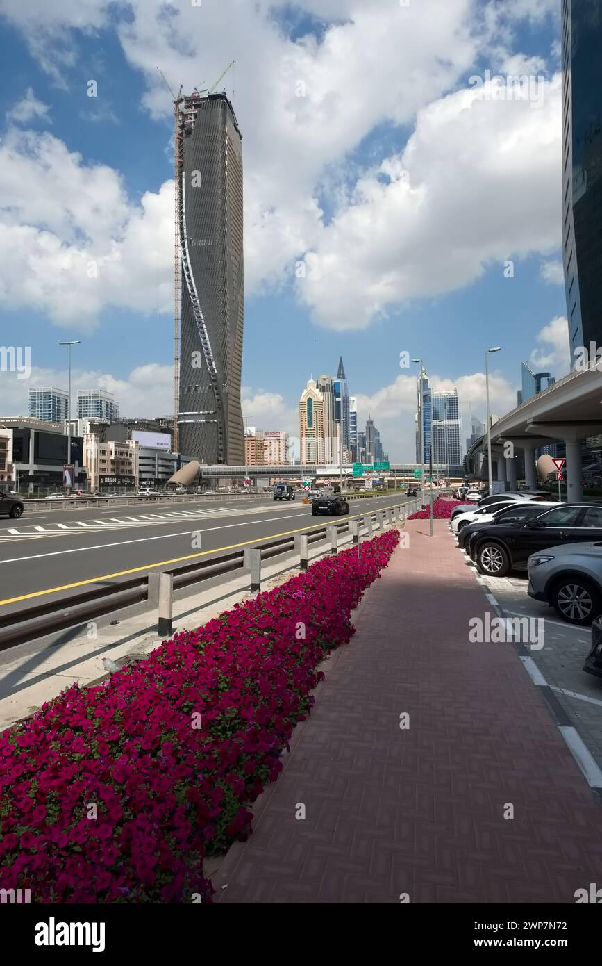 Sheikh Zayed Road, Dubai Mall et la station de métro Burj Khalifa dans la journée, Dubaï, Émirats arabes Unis, 1er mars 2024 Banque D'Images