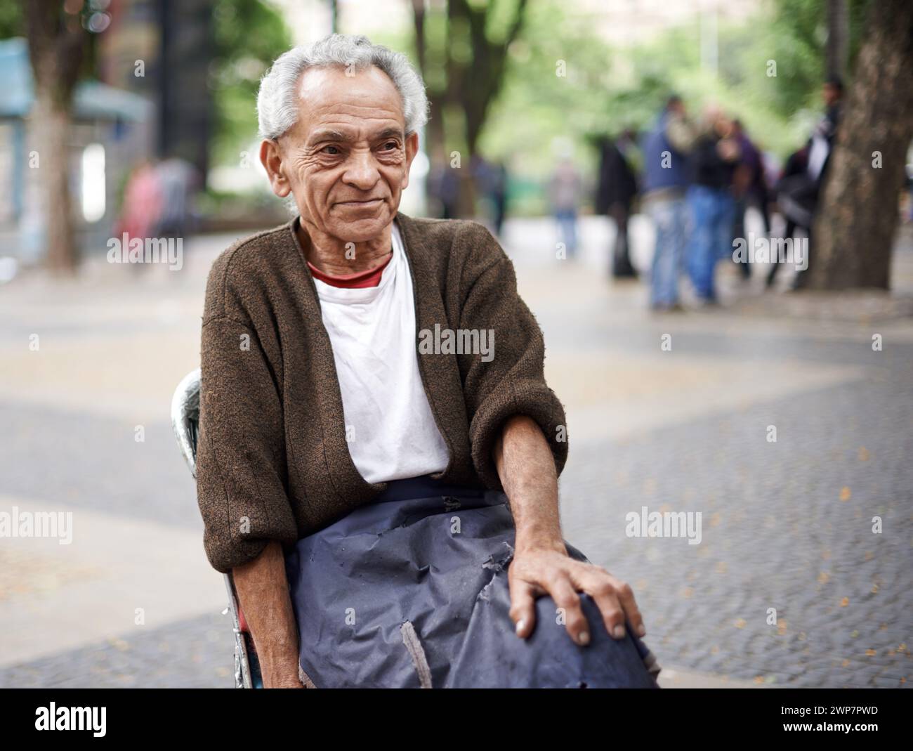 Détendez-vous, pensez ou vieil homme dans une chaise ou une ville pour la paix à la retraite, quartier ou Sao Paulo. Extérieur, repos et pauvre personne âgée mâle dans Banque D'Images