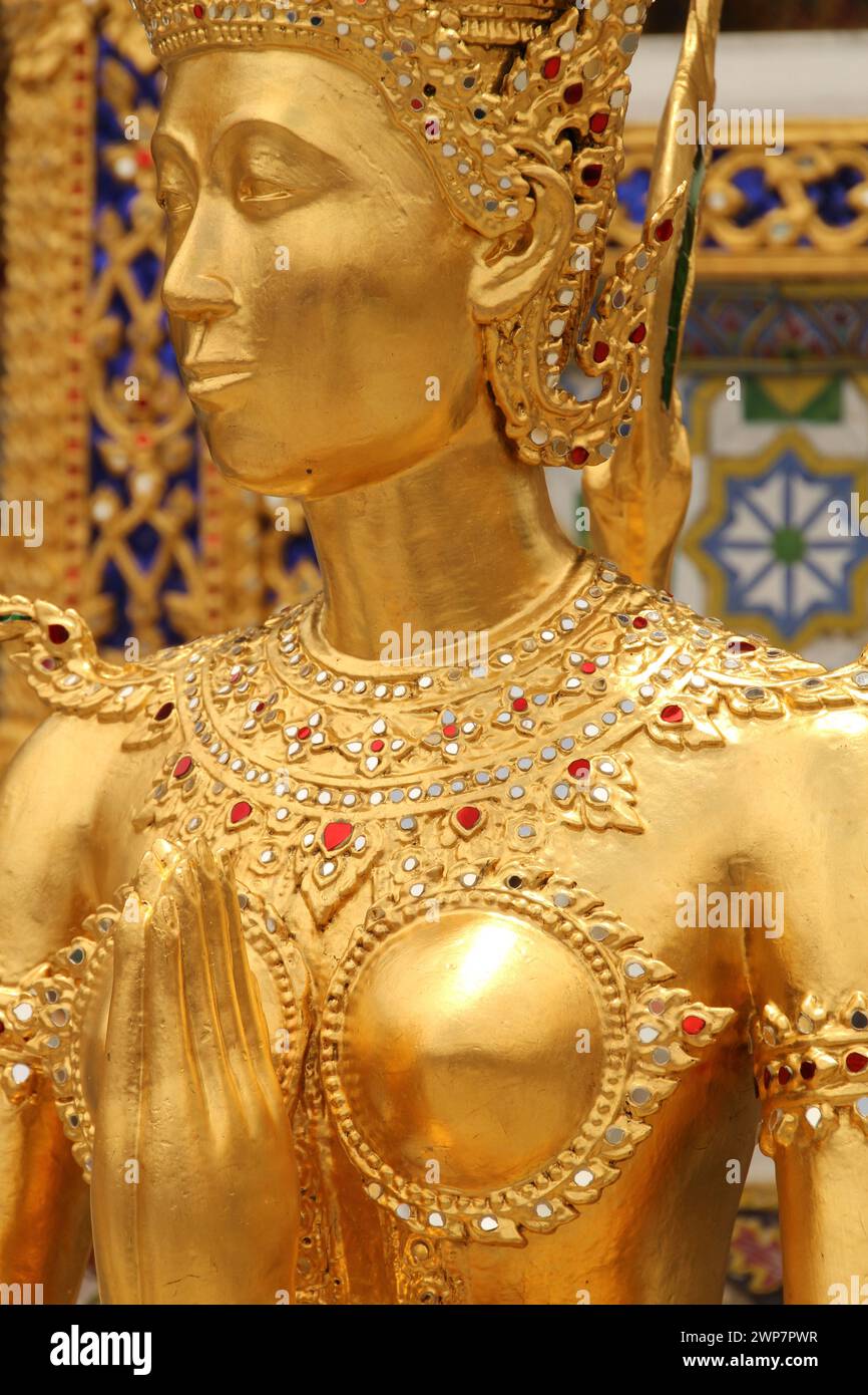 Statue dorée représentant une figure féminine asiatique Banque D'Images