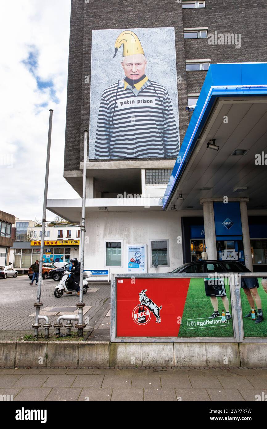 Photo du président russe Vladimir Poutine vêtu d'un prisonnier dans une maison de la rue Aix-la-Chapelle, artiste Thomas Baumgaertel, Cologne, Allemagne. ***PLAIDOYER Banque D'Images