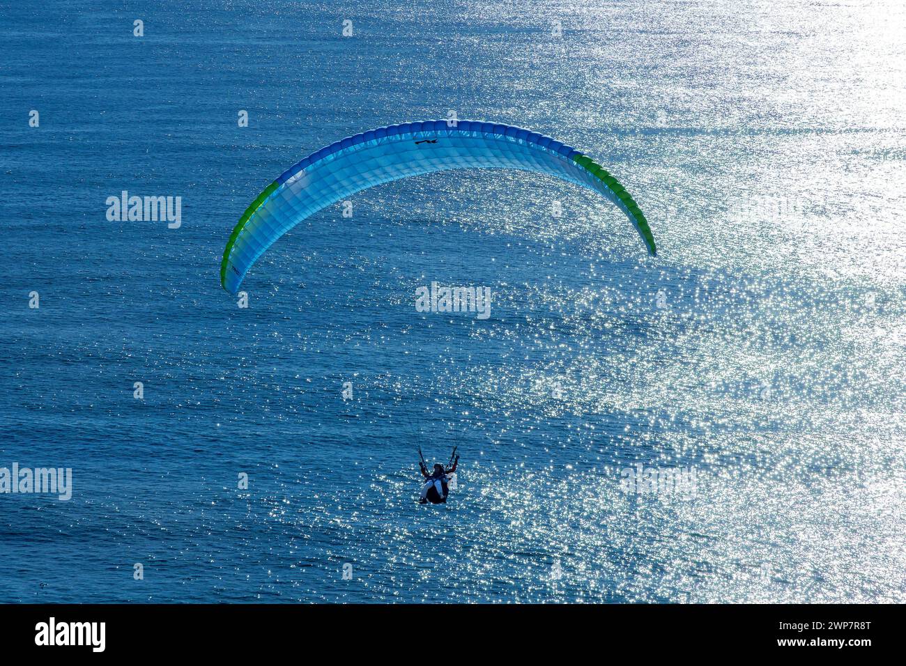 Parapente en tandem au-dessus de l'océan, San Diego, Californie Banque D'Images Parapente en tandem au-dessus de l'océan, San Diego, Californie Banque D'Images