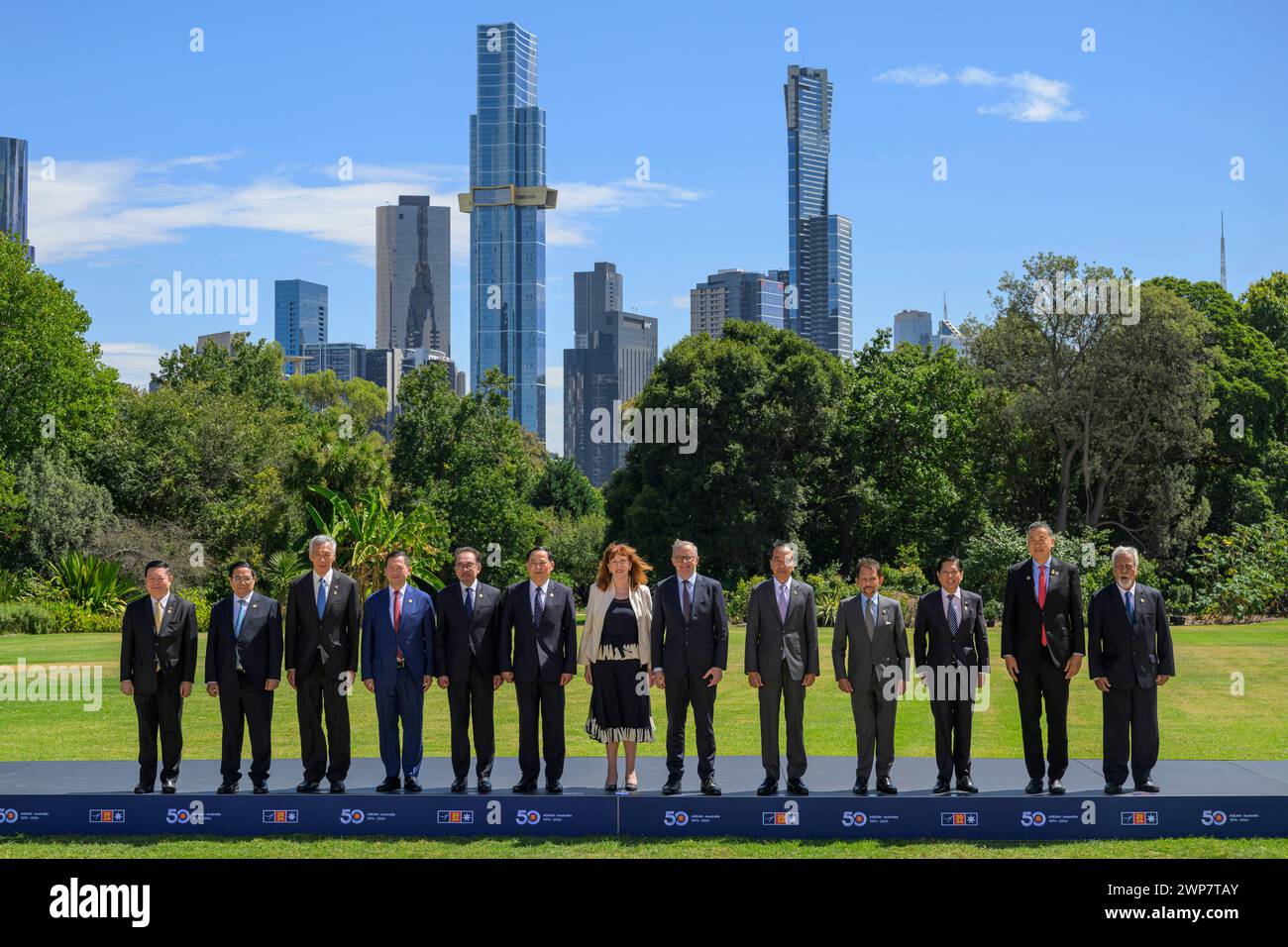 (G-d) le secrétaire général de l'ASEAN, Kao Kim Hourn, le premier ministre vietnamien Pham Minh Chinh, le premier ministre de Singapour, Lee Hsien Loong, le premier ministre cambodgien, Hun Manet, le premier ministre malaisien Anwar Ibrahim, le premier ministre du Laos, Sonexay Siphandone, la gouverneure de Victoria, Margaret Gardner, le premier ministre australien Anthony Albanese, le président indonésien, Joko Widodo, le sultan Hassanal Bolkiah du Brunéi, le président philippin Ferdinand Marcos Jr., le premier ministre thaïlandais Srettha Thavisin et le premier ministre du Timor oriental Xanana Gusmao posent pour des photos lors du sommet spécial de l'ASEAN en Australie Banque D'Images