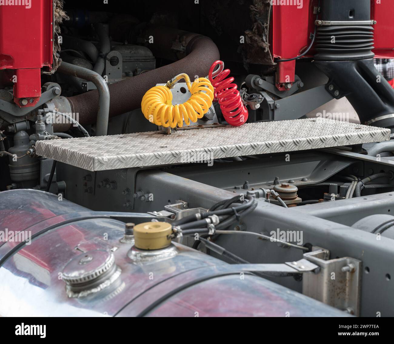 mécanique à l'arrière, grand moteur v8 sous la cabine et système de tuyaux pneumatiques d'un camion Banque D'Images