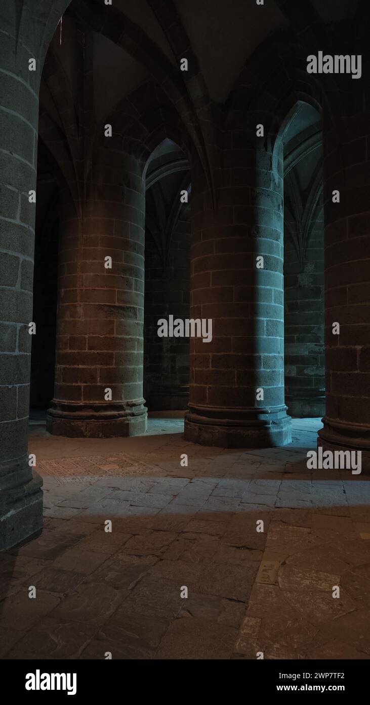 Impressionnantes colonnes de pierre soutenant l'église du Mont Saint Michel en France. C'est une zone sombre et froide Banque D'Images