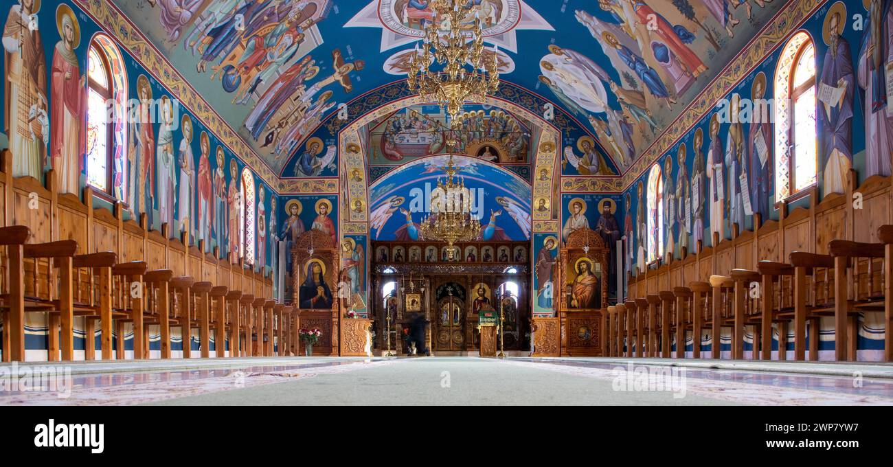 Une grande cathédrale avec un plafond orné et un lustre massif Banque D'Images