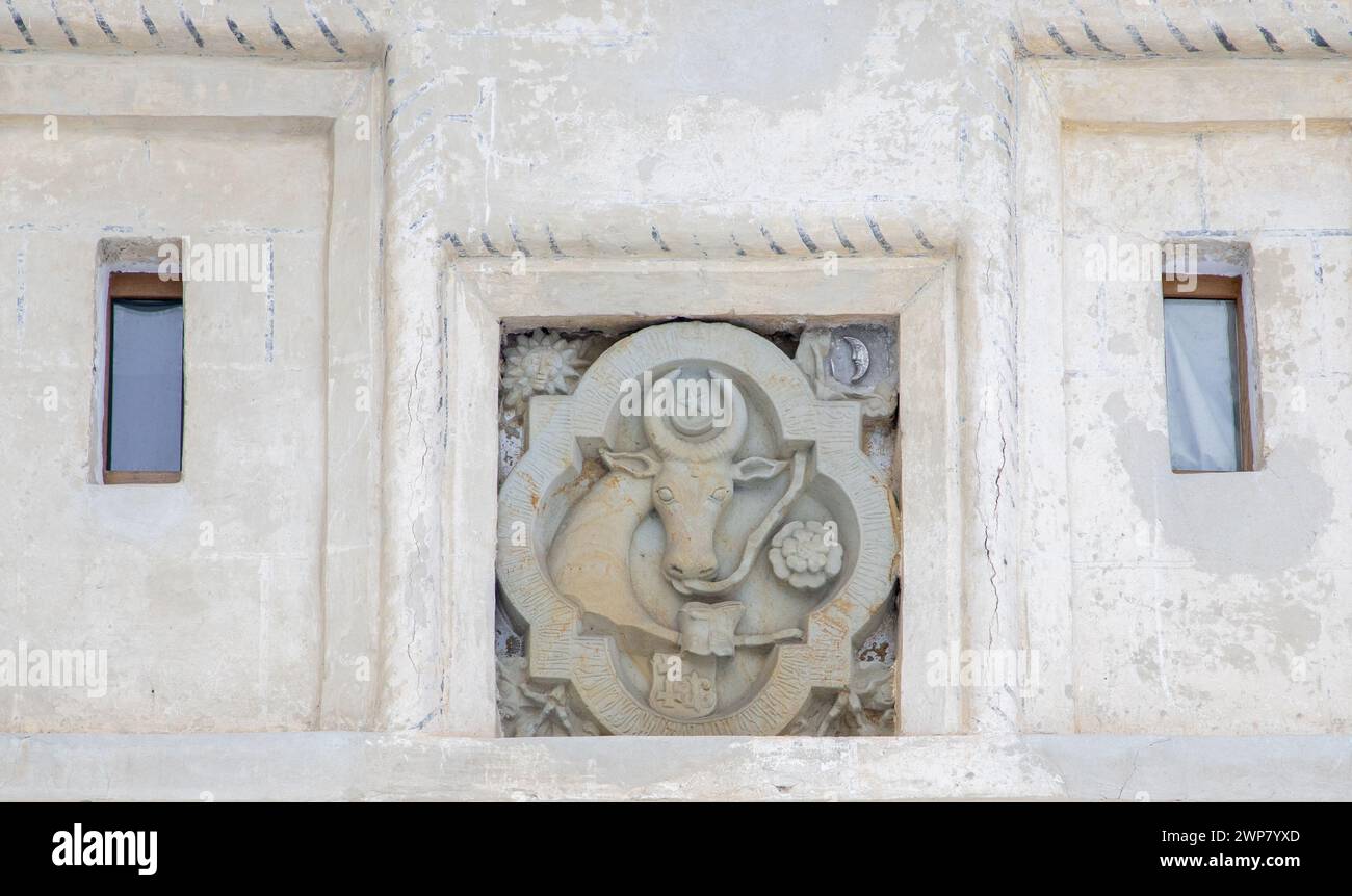 Sculpture d'une vache sur un bâtiment blanc Banque D'Images